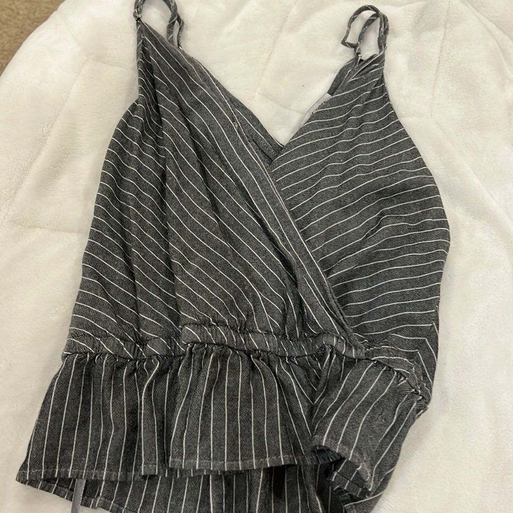 cutest gray top w/ white stripes